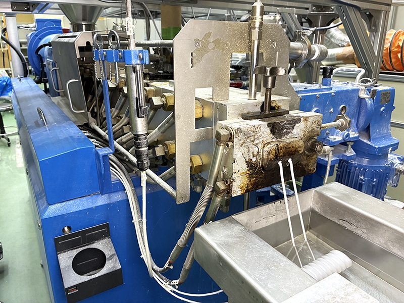 二軸混錬押出機